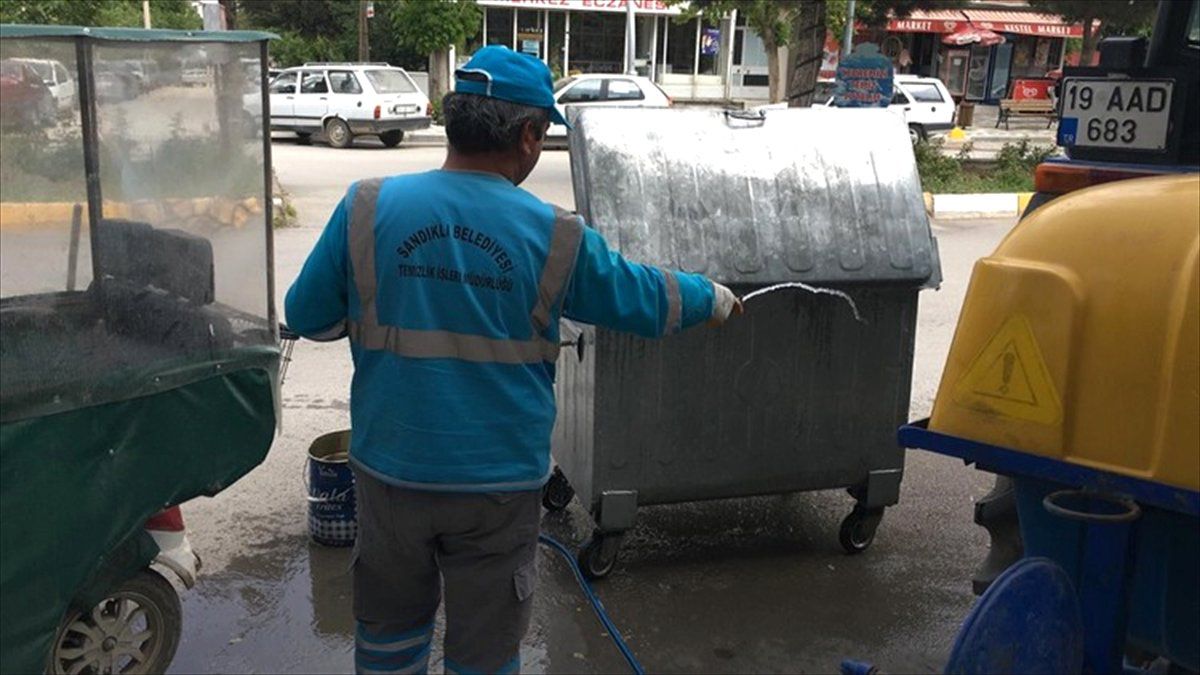 Sandıklı\'da Çöp Konteynerleri Dezenfekte Ediliyor