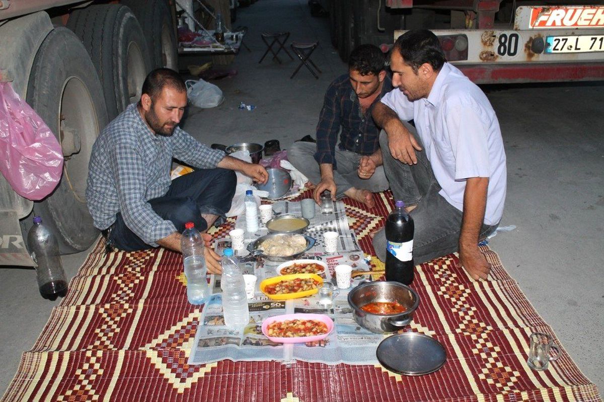 Sınırda Bekleyen Şoförlerin İftar Telaşı
