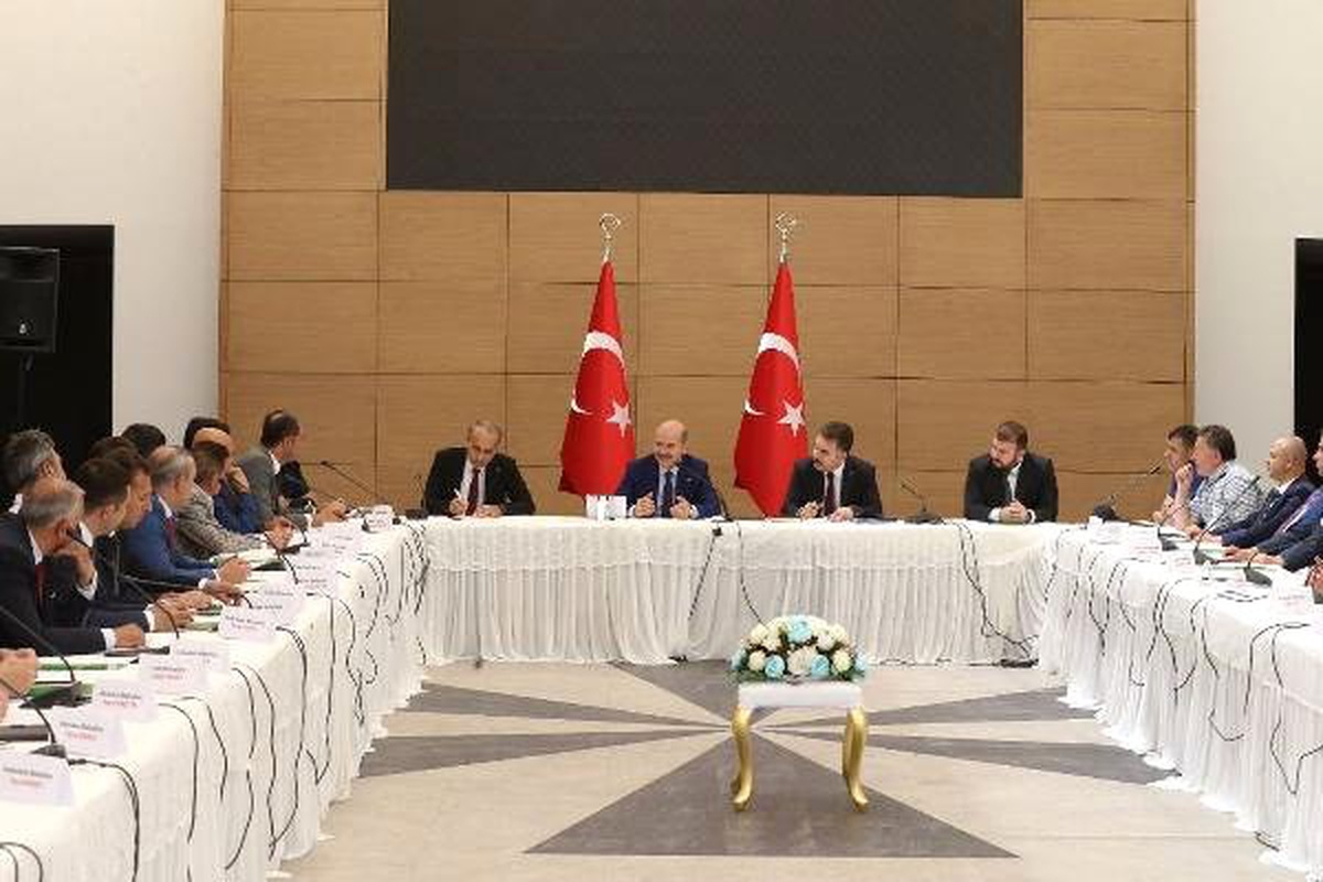 Süleyman Soylu Arnavutköy\'de esnaf ziyareti yaptı