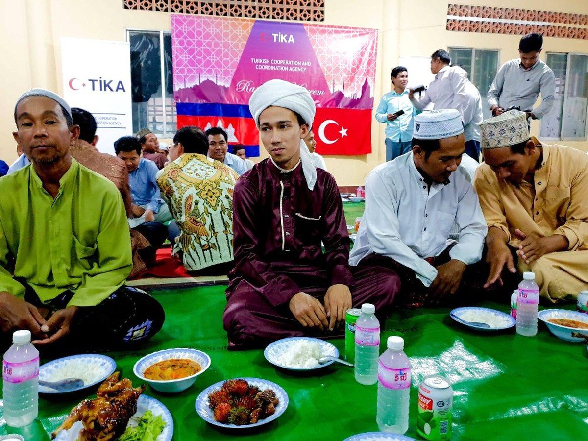 Tika\'dan Kamboçya\'da İftar ve Gıda Yardımı