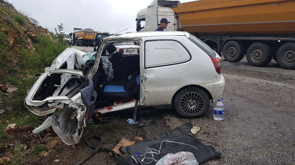 TIR\'a çarpan otomobil sürücüsü araçta sıkıştı