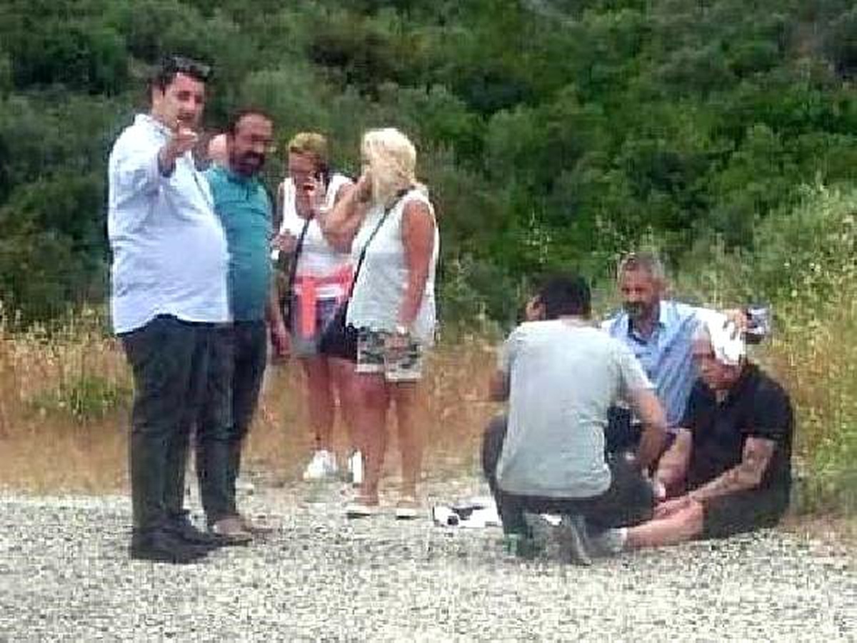 TIR\'ın savrulan dorsesi taksiye çarptı: 2\'si turist 3 yaralı