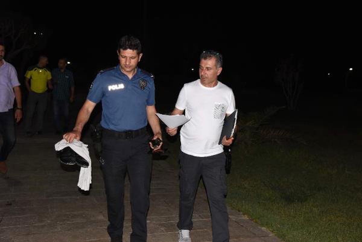 Tişört ve ayakkabısını çıkarıp, şelalenin döküldüğü yerden denize atladı