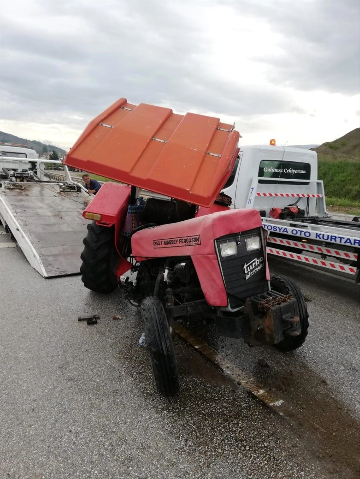 Tosya\'da Traktör ile Kamyon Çarpıştı: 2 Yaralı