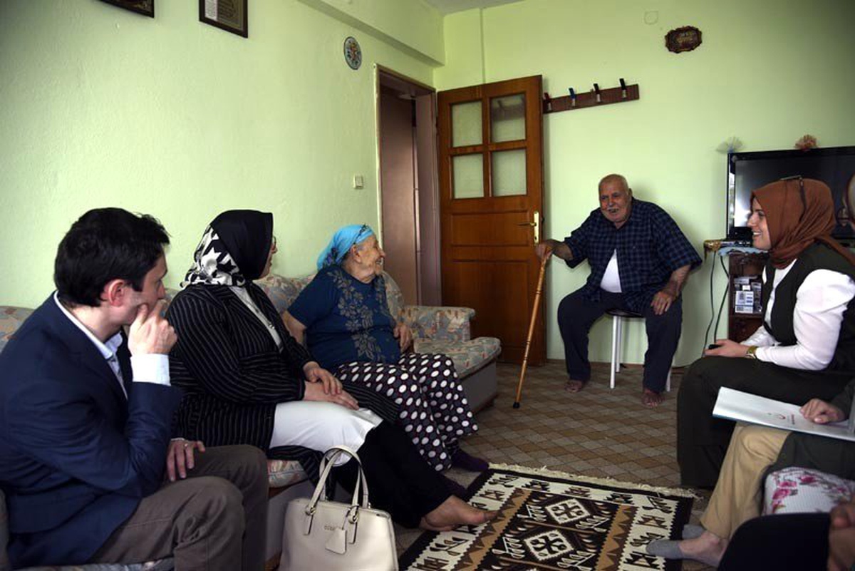 Vali eşinden yaşlı aileye ziyaret