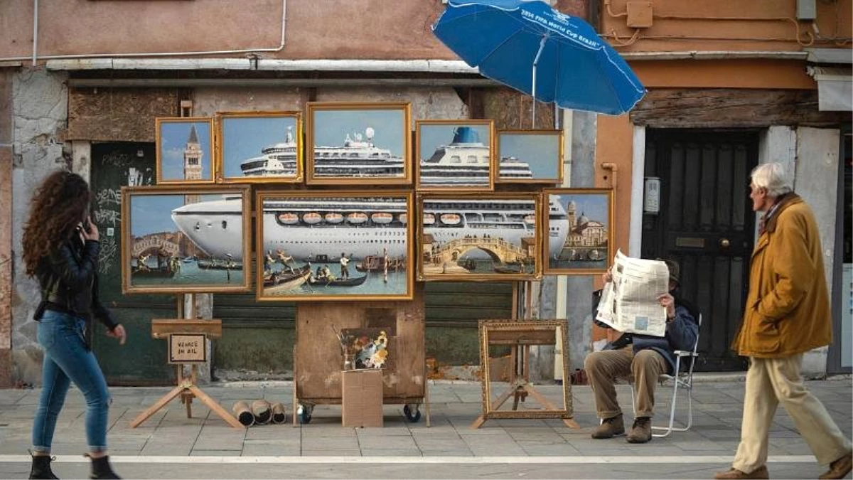 Venedik polisi Bienal\'in dışında kaçak tezgah açan Banksy\'yi kovdu