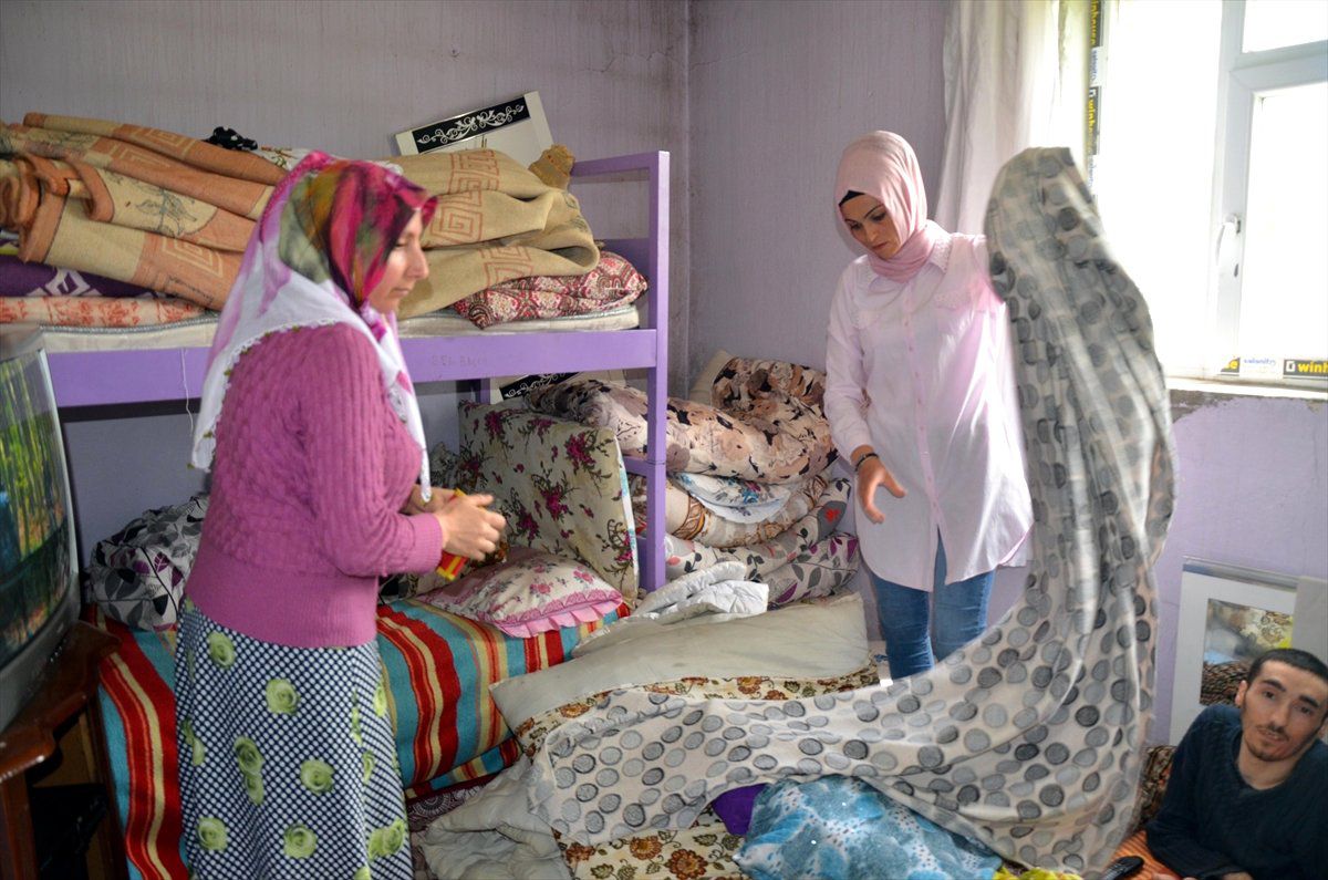 Yaşlı ve Hastaların Evlerini Temizleyerek Gönüllerine Dokunuyorlar