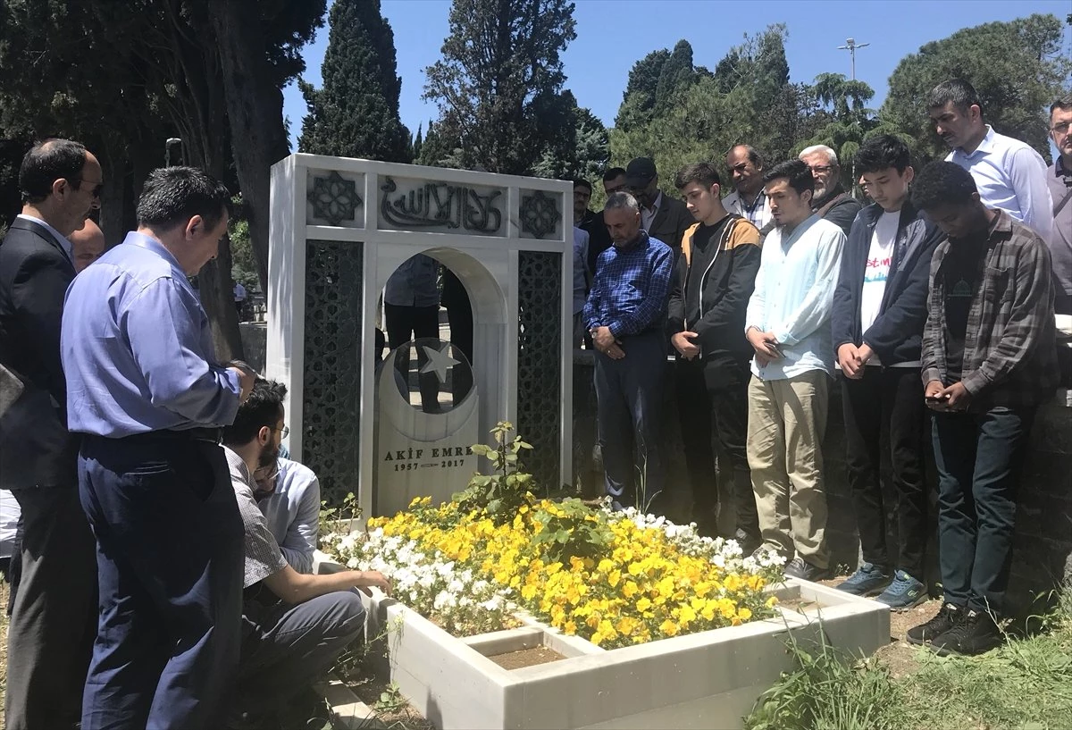 Yazar Akif Emre Mezarı Başında Anıldı