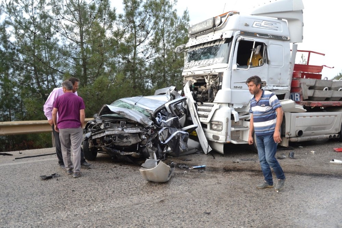 2 tırın arasında kalan otomobil hurdaya döndü: 1 ölü