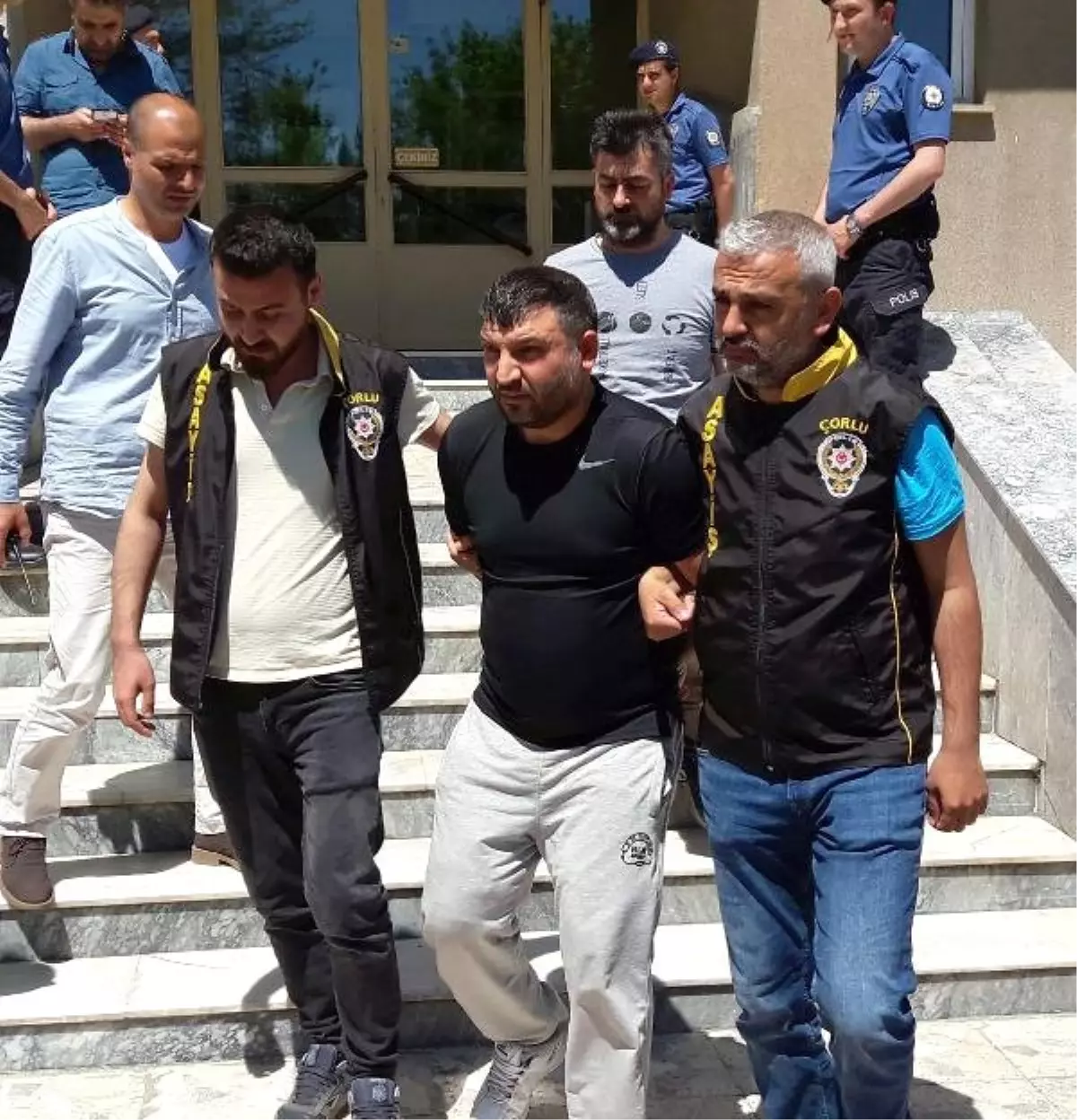 3 polisi otomobille çarpıp, yaralayan şüpheli tutuklandı