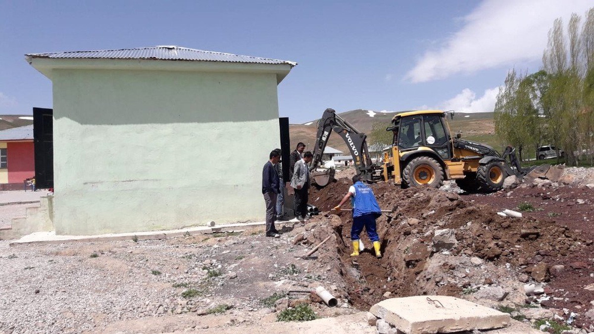30 yıllık okul ilk kez kanalizasyon hattına kavuştu