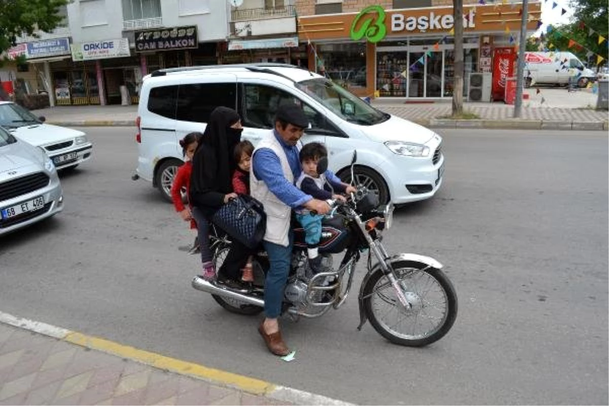 5 kişilik ailenin motosikletle tehlikeyi yolculuğu