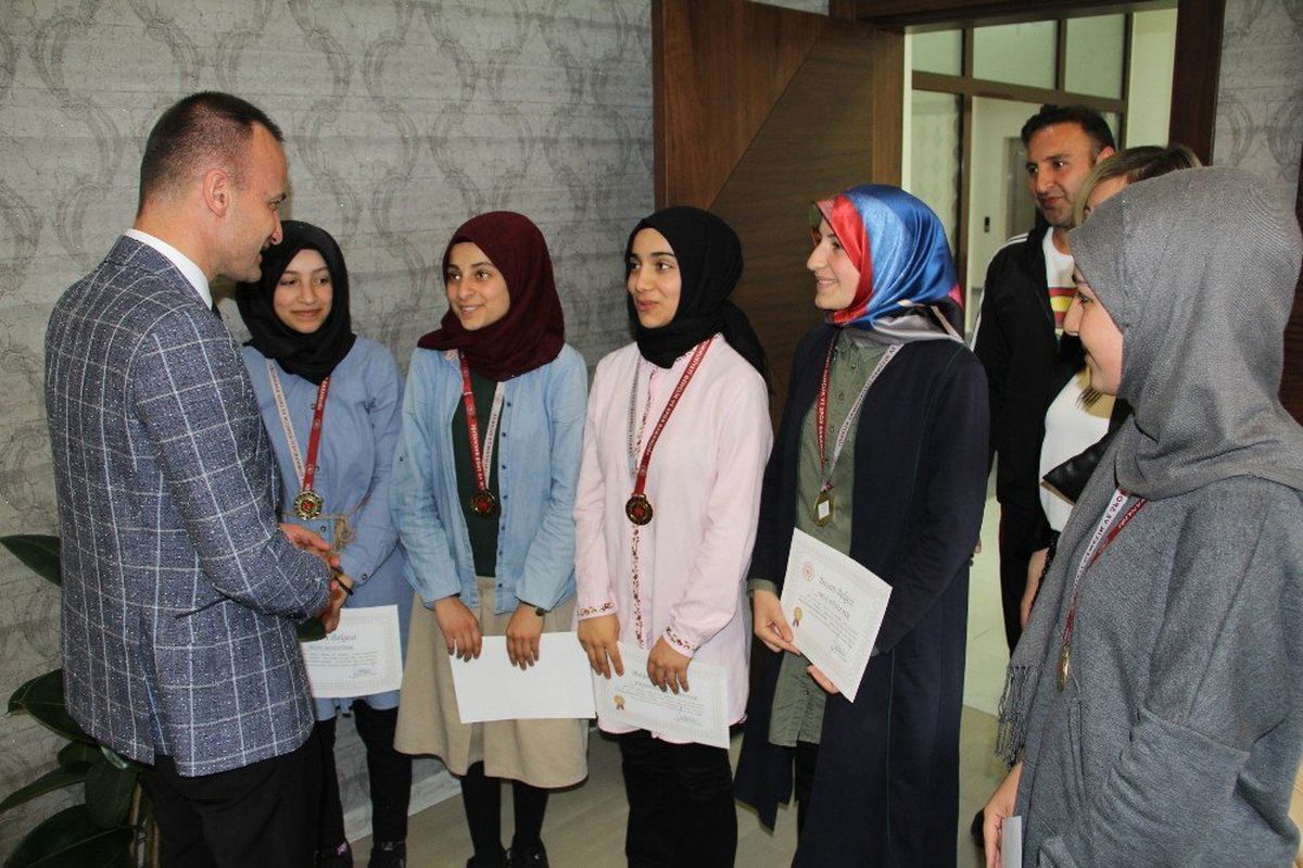 Ağrılı Satranç Şampiyonları Milli Eğitim Müdürü Tekin\'i ziyaret etti