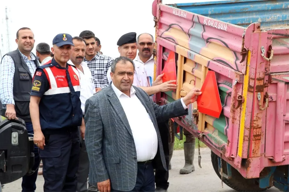 Aksaray\'da ziraat odası traktör ve römorklara reflektör taktı