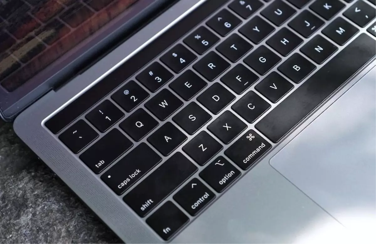 Apple MacBook Pro Klavyesini Düzelttiğini Söylüyor