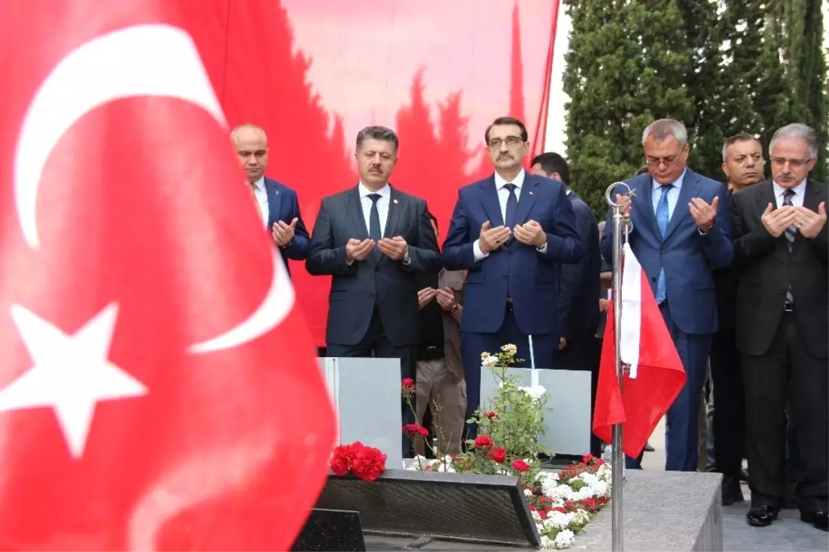 Bakan Dönmez, Soma Maden Şehitliğini ziyaret etti