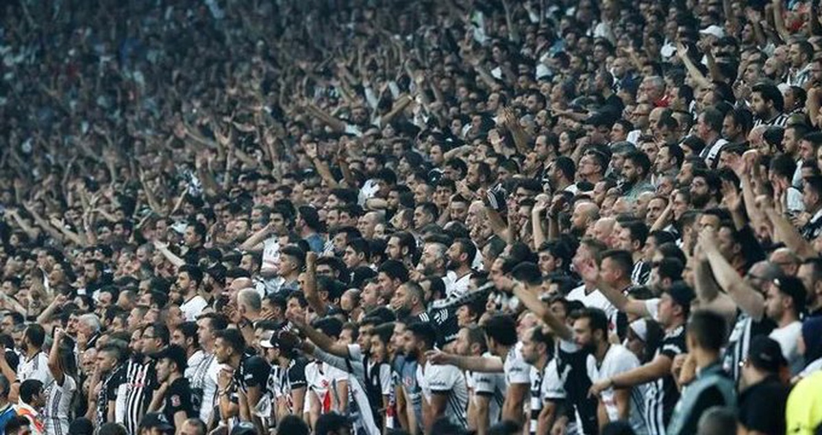Beşiktaşlı Taraftarlardan Abdullah Avcı Tepkisi Beşiktaşlı Taraftarlardan Abdullah Avcı Tepkisi