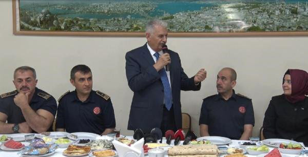 Binali Yıldırım, itfaiyecilerle sahur yaptı