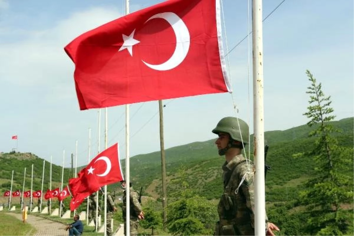 Bingöl\'de PKK\'lıların şehit ettiği 33 er anıldı