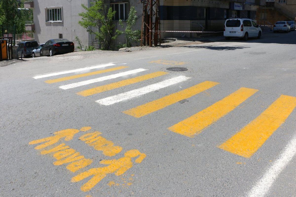 Bitlis Belediyesi okul önlerine trafik şeridi çekiyor
