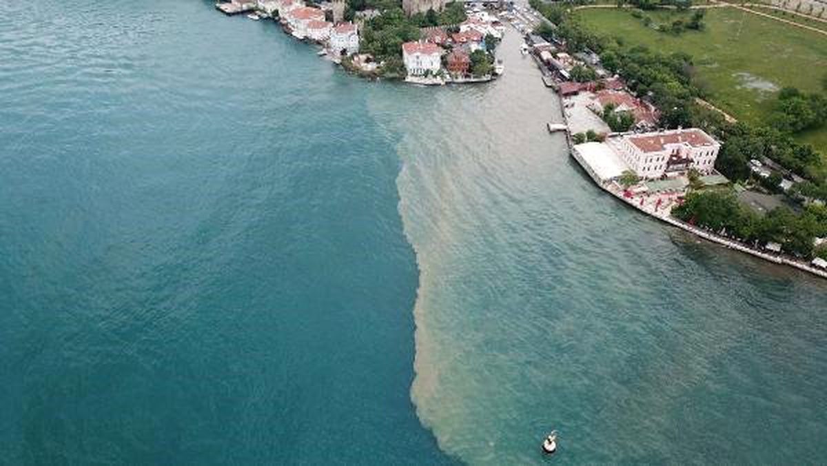 Boğaz\'a akan çamur havadan fotoğraflandı