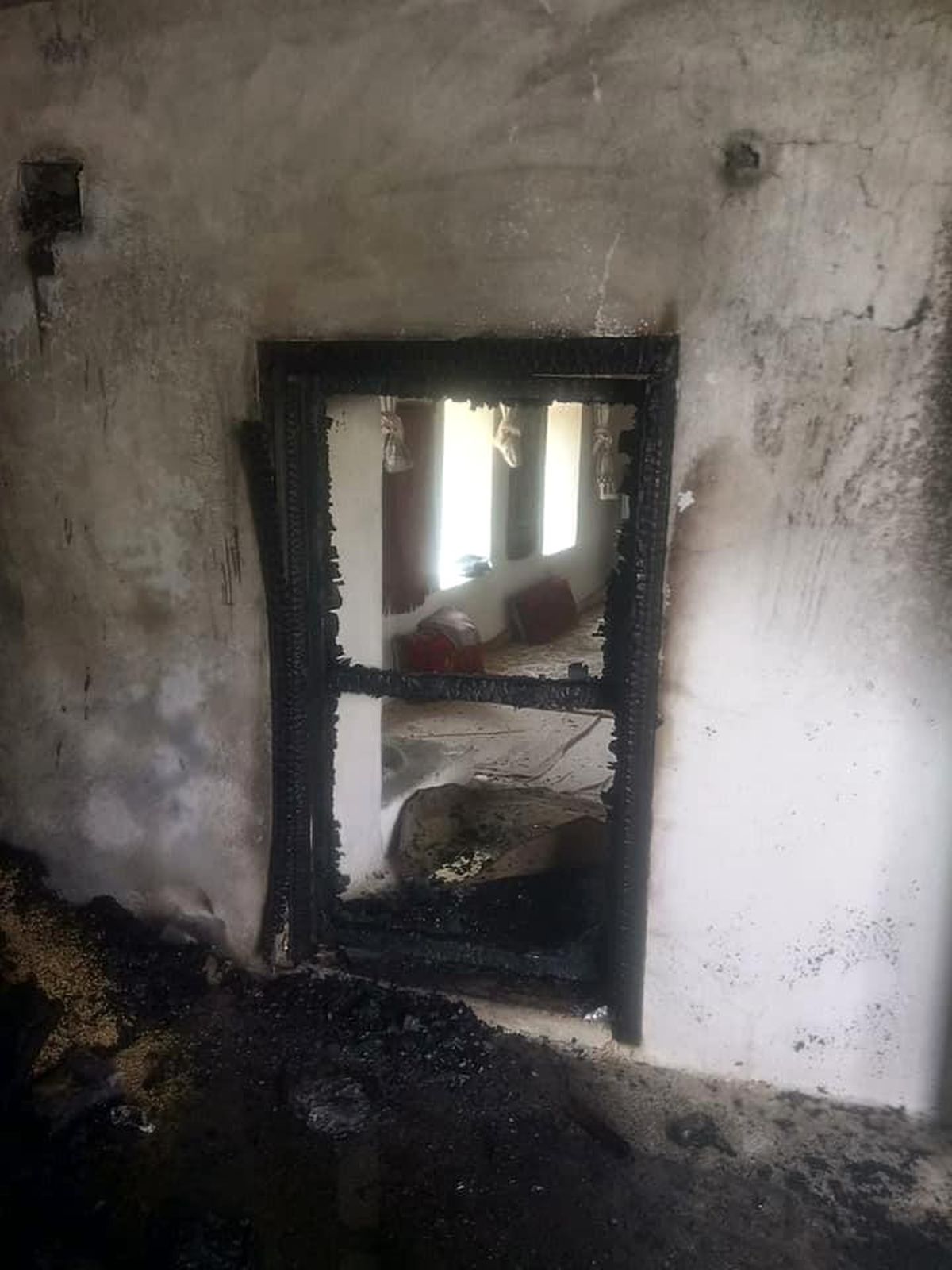 Cinayet şüphelisinin evi yakıldı