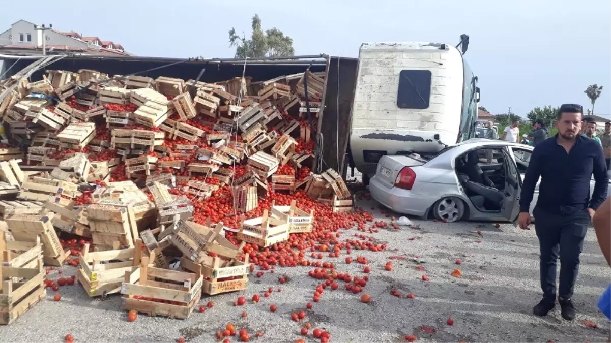 Domates yüklü kamyon otomobilin üzerine devrildi