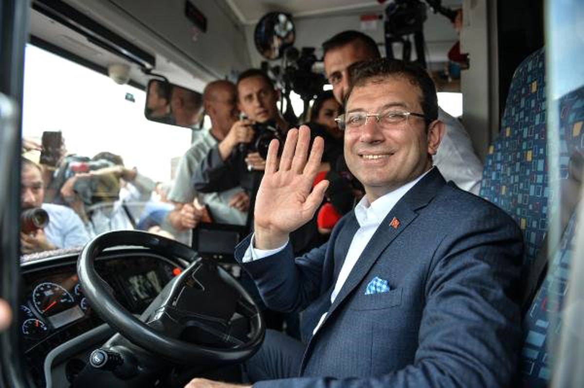 Ekrem İmamoğlu Tuzla\'da özel halk otobüsü şoförleriyle bir araya geldi