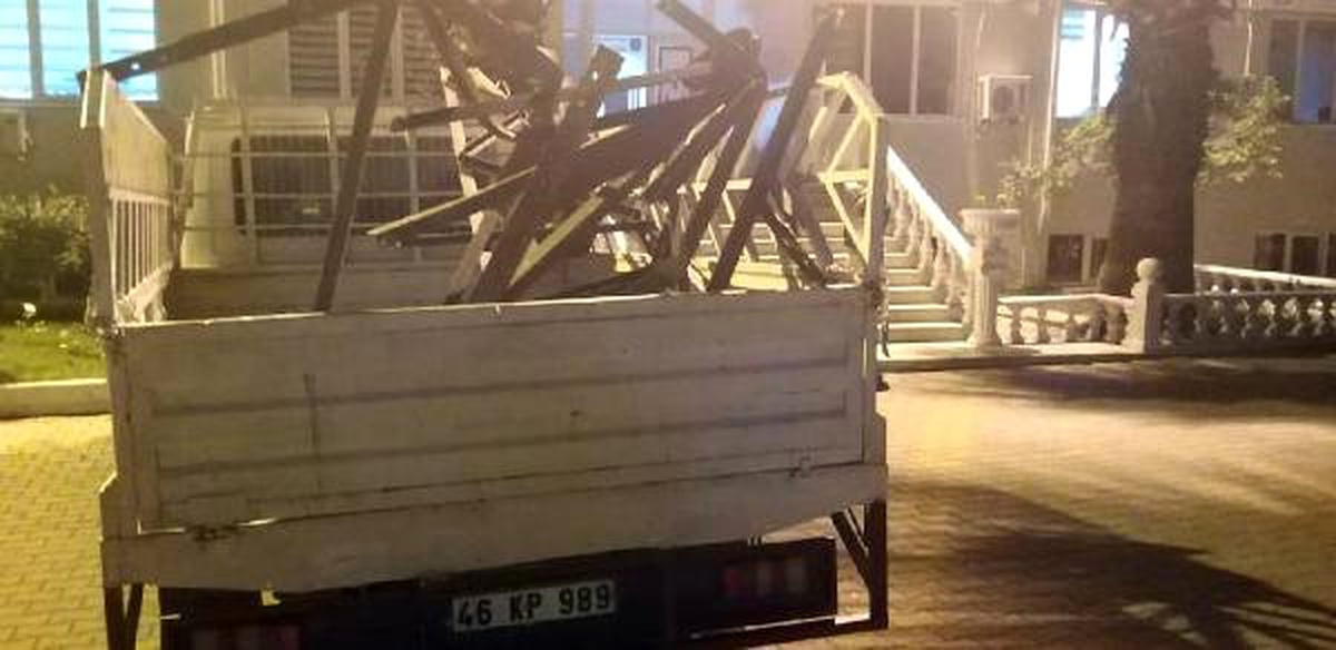Elektrik direğinin demirlerini çalan kuzenleri jandarma yakaladı