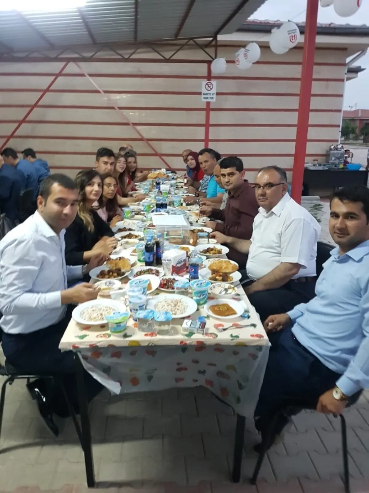 Engelli bakım merkezinde kalan çocuklara iftar