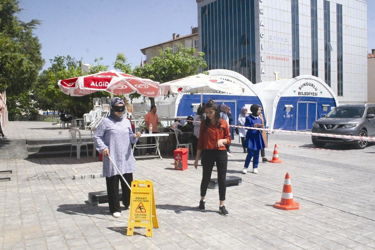 Engelliler için \'Empati Parkuru\'nda yürüdüler