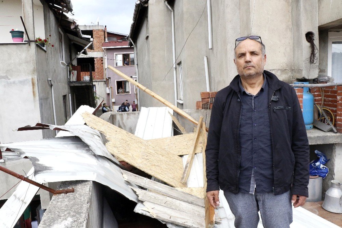 Fırtınada çatısı komşusunun çatısına uçtu