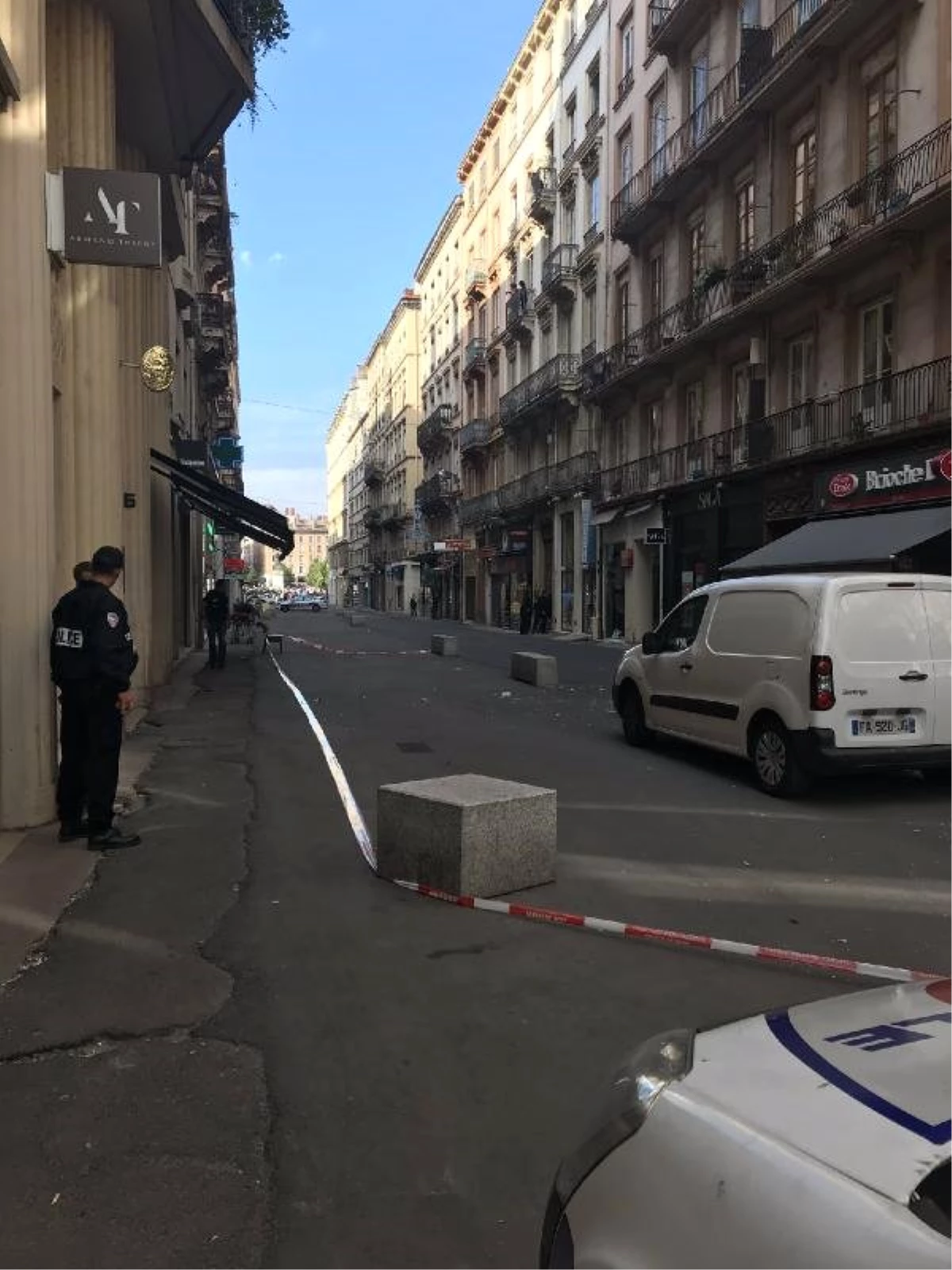 Fransa\'da bombalı paket patladı: 8 yaralı