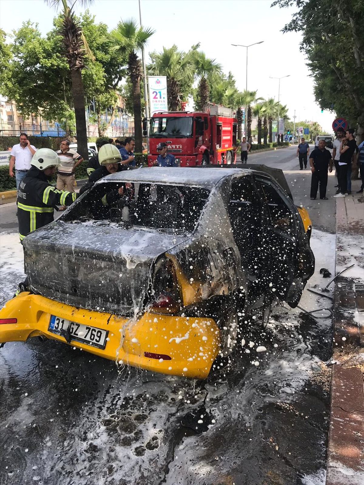 Hatay\'da seyir halindeki otomobil yandı