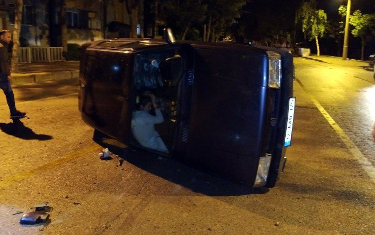 Isparta\'da anne ve kızı, yan yatan otomobilde kurtarılmayı bekledi