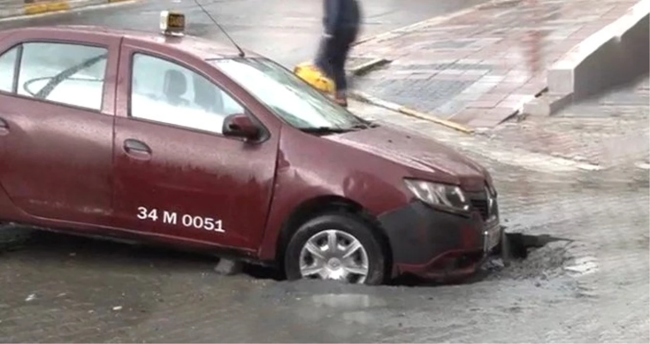 İstanbul\'da Korkutan Görüntü! Taksi, Yol Çökmesi Nedeniyle Oluşan Çukura Düştü
