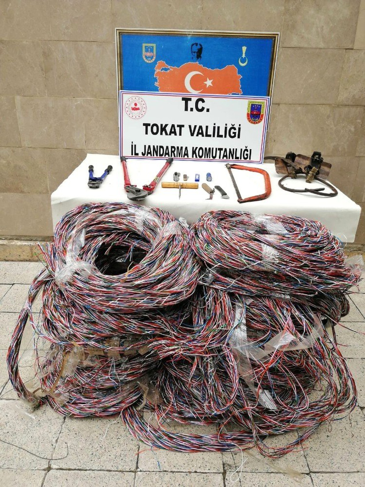 Kablo çalan 6 kişi tutuklanarak cezaevine gönderildi