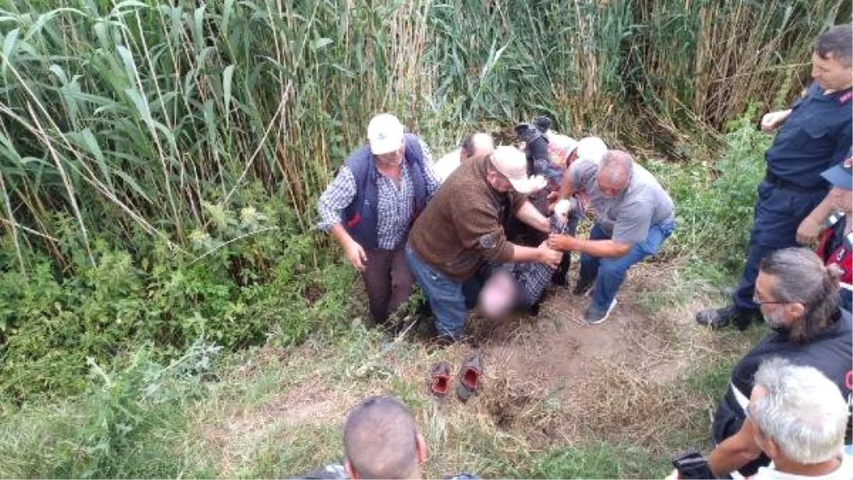 Kanala düşen traktörün altında kalan sürücü boğuldu