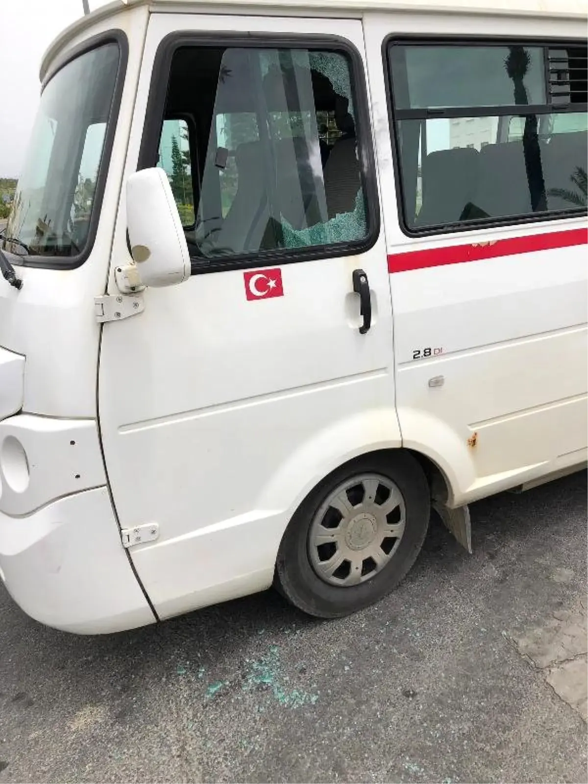 Kırmızı ışıkta bekleyen servis minibüsü sürücüsüne silahlı saldırı