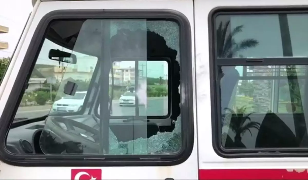 Kırmızı ışıkta bekleyen sürücüye pompalı saldırı