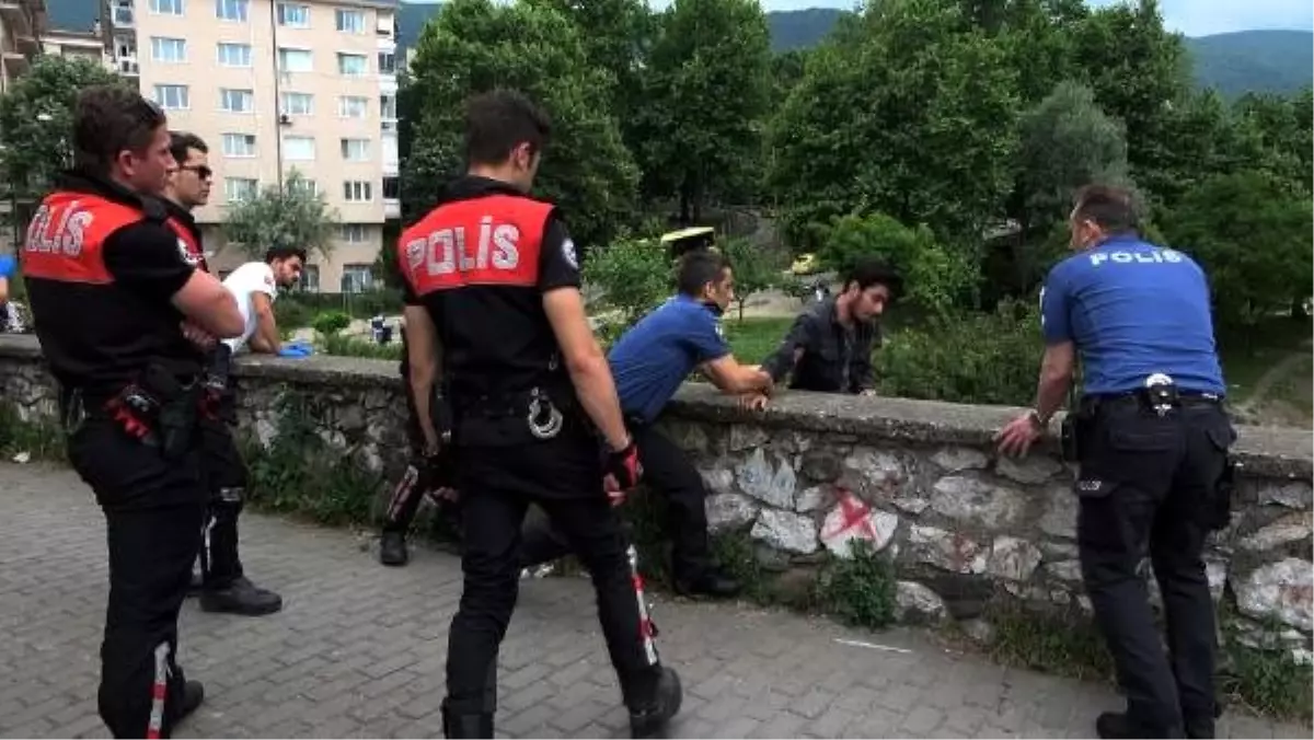 Köprüden atlamak üzere olan genci polis kurtardı