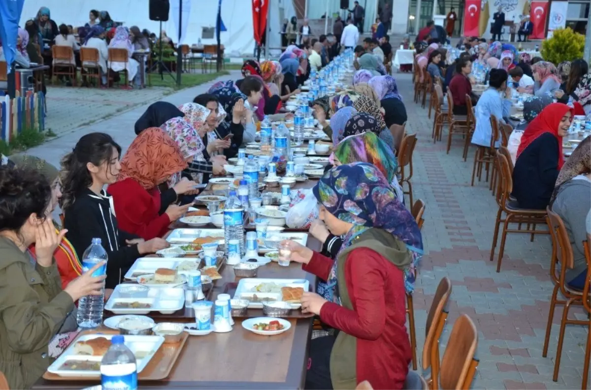 KYK\'lı öğrencilere iftar verildi