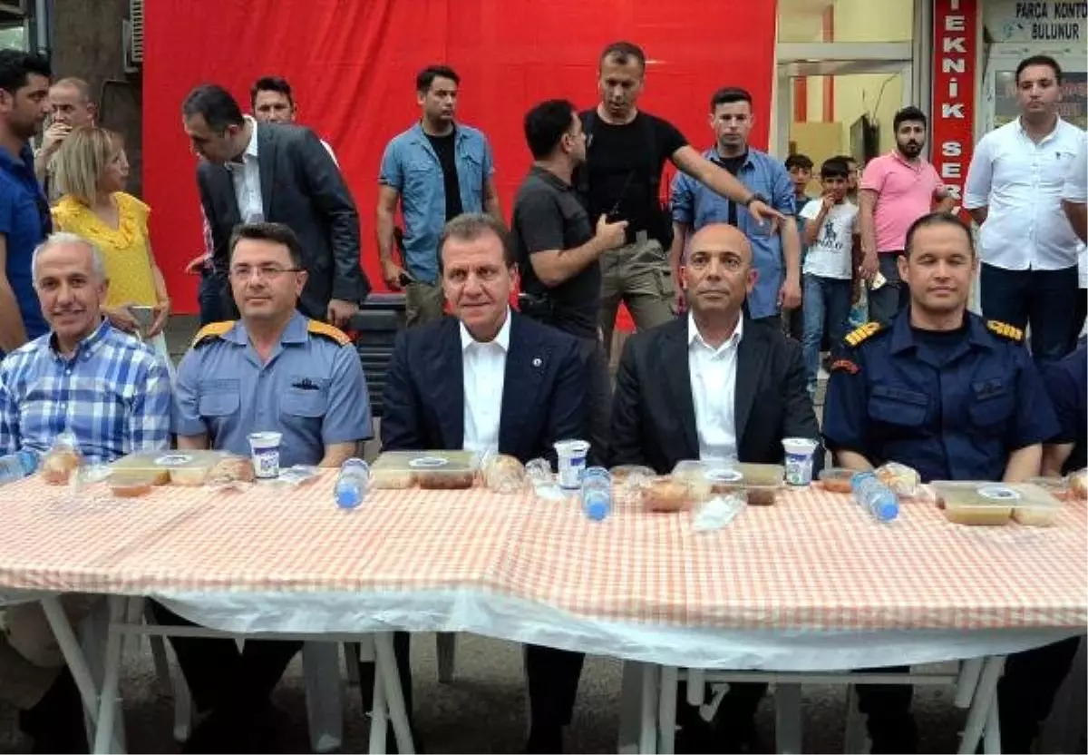 Mahalleli ve polis iftarda buluştu