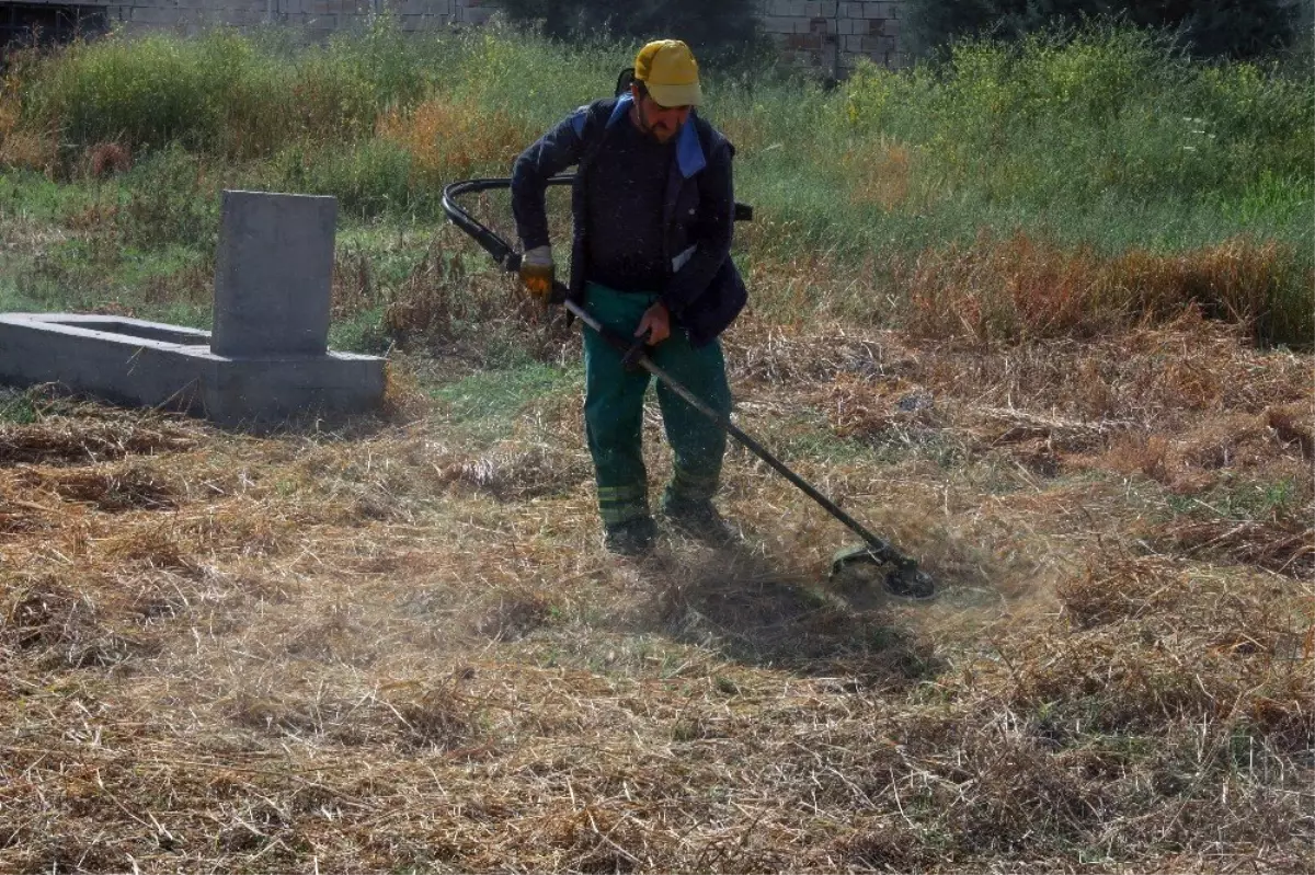 Mezarlıklarda bayram temizliği