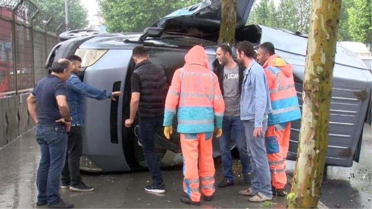 Minibüste sıkışan sürücüyü camı kırarak kurtardılar