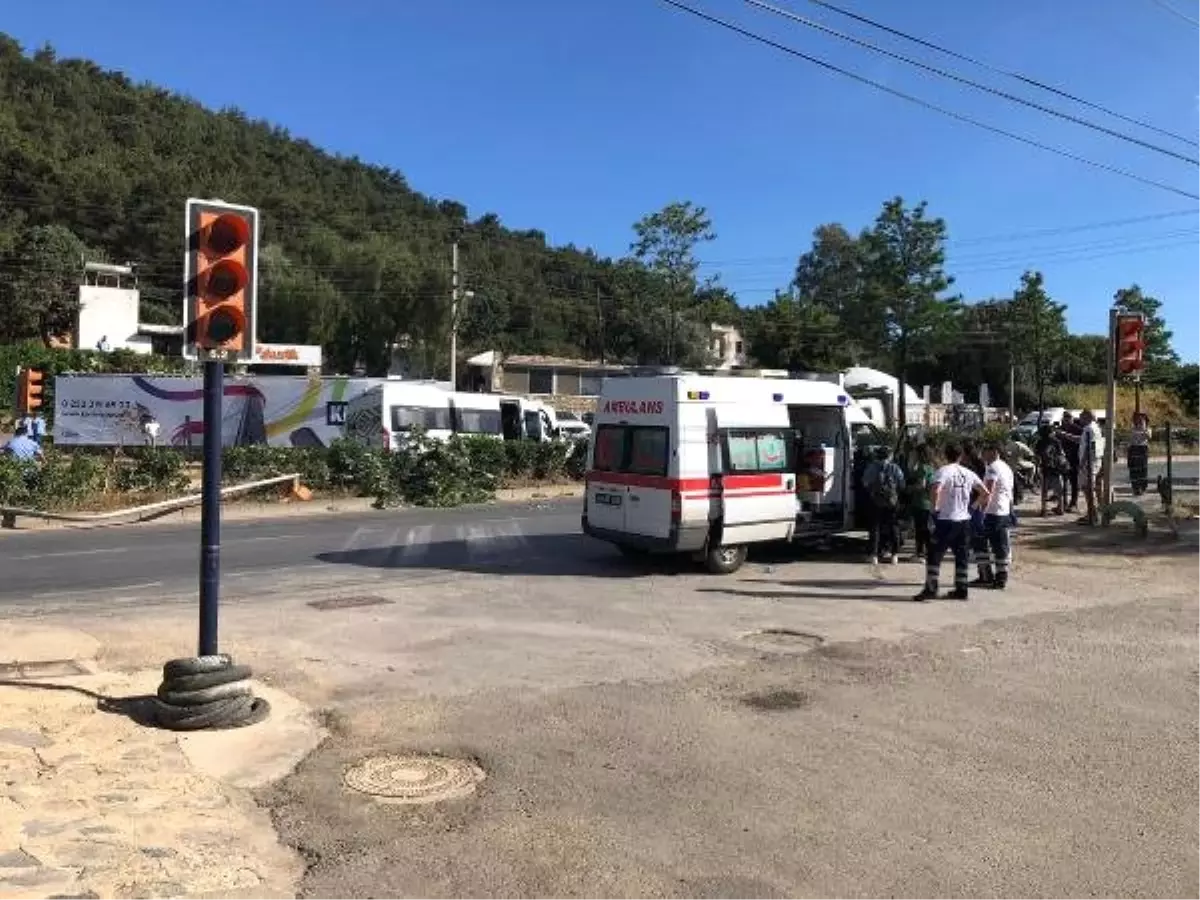 Öğrenci servisi, trafik ışığı ve tabelaya çarpıp refüje çıktı: 7 yaralı