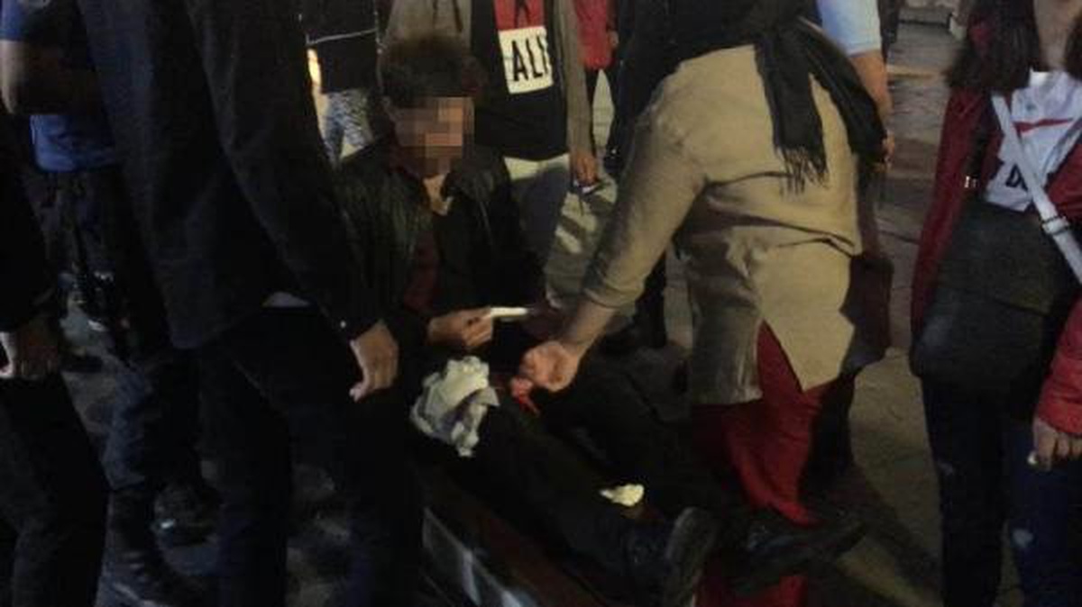 \'Omuz atma\' kavgasında, araya giren genç bıçaklandı