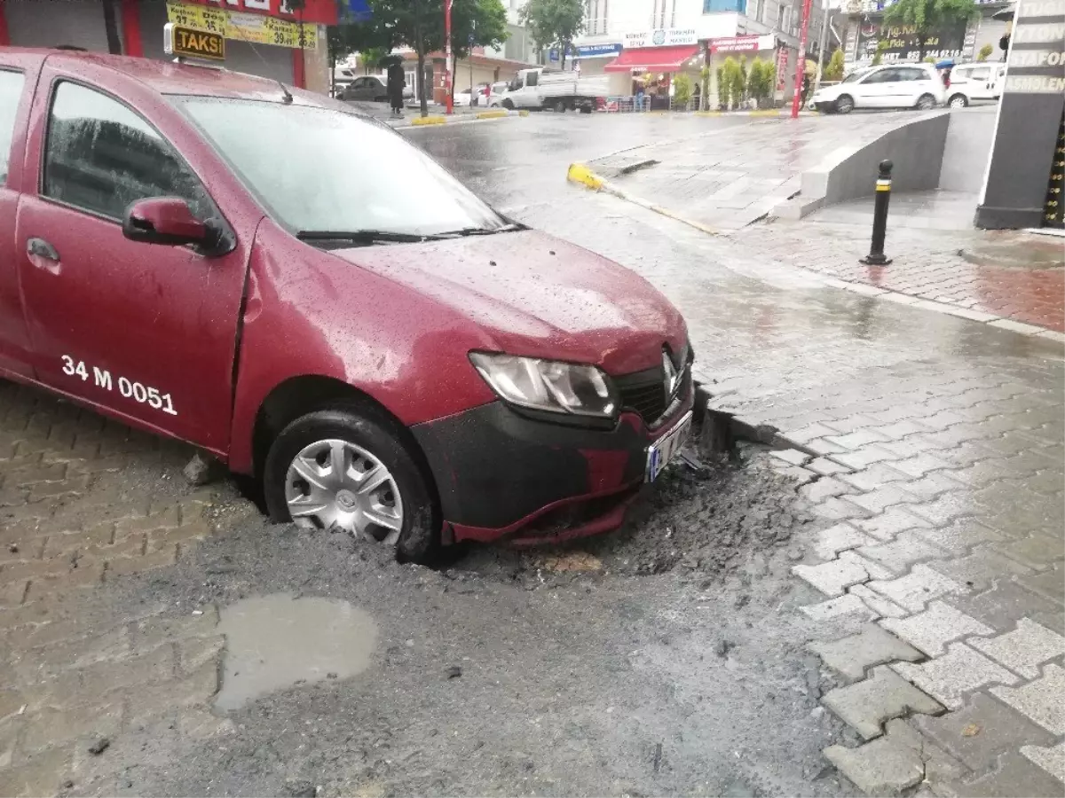 (Özel) Esenyurt\'ta taksi, yol çökmesi nedeniyle oluşan çukura düştü