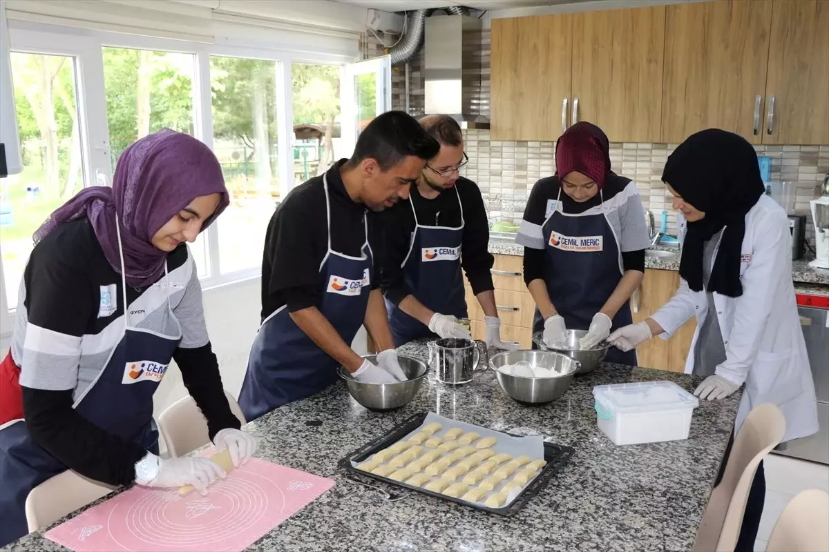 Özel öğrencilerden "iftarlık kurabiye"