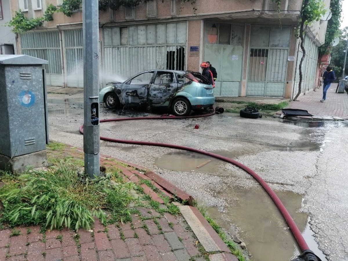 Park halindeki otomobil cayır cayır yandı
